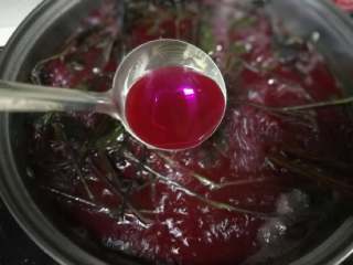 五彩饭,煮出紫色（紫色易出颜色），捞出草过滤汁同红色步骤