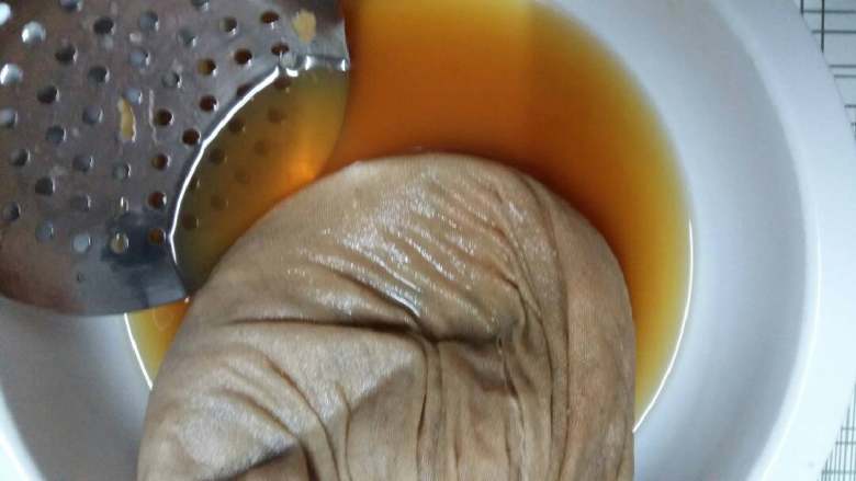 自制秋梨膏+#夏天的味道#,用干净的过网布挤干汁液，继续倒入高压锅