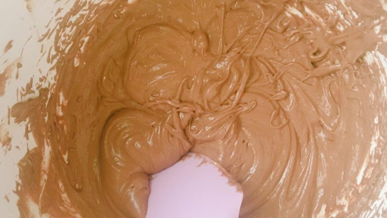 好吃的不要不要的可可巧克力豆磅蛋糕（没有泡打粉）,大概是这样子的，非常细腻光滑，没有任何颗粒和干粉！