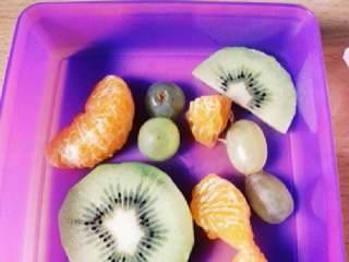 冷冻夏天的味道,水果放到保鲜盒底部