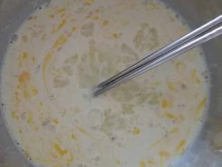 蔓越莓土司面包,将7g酵母称好放入盆中，将220g牛奶倒入(如果气温低可以先将牛奶加热到温热)，搅拌帮助酵母发酵。再倒入60g砂糖，一个鸡蛋和一个鸡蛋清(剩下的一个鸡蛋黄留着涂抹在土司表面),搅拌均匀。