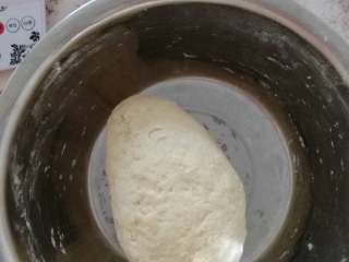 蔓越莓土司面包,倒入500g高筋粉，搅拌到颗粒状再揉面，你会发现越揉，面的粘性越大，在盆里越难揉。
