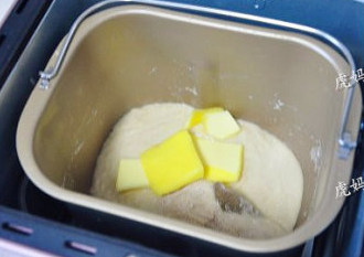 #夏天的味道#手工整形的樱桃土司,转天从冰箱中取出面包桶，放入黄油、发酵粉。