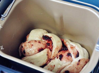 #夏天的味道#手工整形的樱桃土司,将两头向下的对折着放入面包桶，让比较好看的中间部分露在外面。