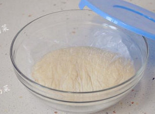 免揉面的肉松面包卷,然后给面团包上保鲜袋放入碗中，再盖上盖子放冰箱冷藏12小时以上。