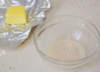 免揉面的肉松面包卷,发酵粉加一点点清水化开，称量好黄油。发酵粉最好用水化开，因为面团中的水份已经跟面粉
   融合到一起了，在溶化发酵粉会很慢。而一开始和面时候少加的5克水，正好在这里补上。
