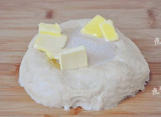 免揉面的肉松面包卷,面团中间按压一个坑，放入发酵水跟黄油，然后将其混合均匀成光滑面团。
   这里可是要揉面的，怕粘手就放面包机里揉。