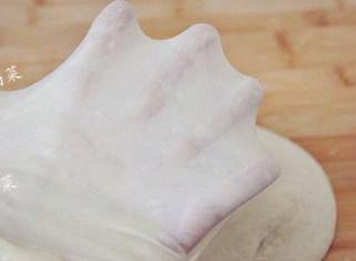 免揉面的肉松面包卷,揉成光滑面团后，也就达到了能撑出薄膜的完全阶段。