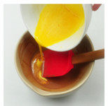 巧克力布丁,将打散的蛋液也分次加入巧克力中混合均匀