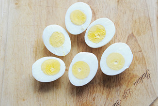 【金枪鱼魔鬼蛋】,将锋利的刀面撒上凉白开或矿泉水（这样切开的鸡蛋表面干净平整），将鸡蛋一分为二；