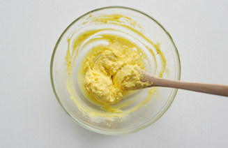 【金枪鱼魔鬼蛋】,压碎的蛋黄加入盐、沙拉酱、一点点黑胡椒粉和一点青芥膏充分搅匀；