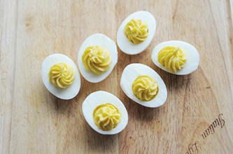【金枪鱼魔鬼蛋】,将蛋黄挤在蛋白上留有蛋黄的凹槽处；