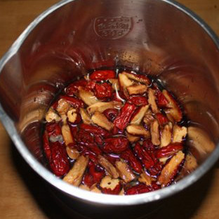 补血养颜好豆浆——红枣花生豆浆,所有食材放入豆浆机，放入水。