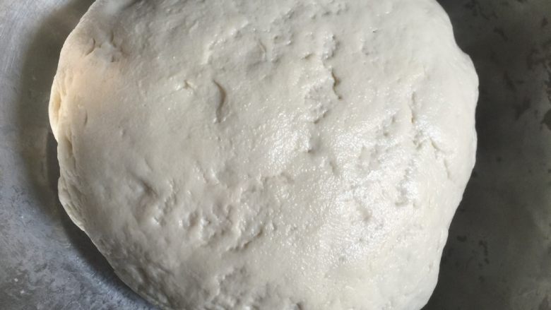 香菇酱肉包,和面：用温水加入酵母调匀，再把酵母水放入面粉里，和好后等待发酵。