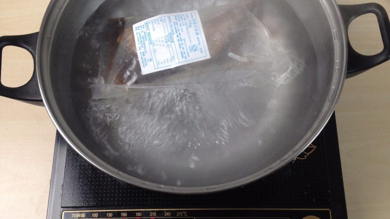 酱香肉炒饭,料理包放入水中带包装水煮加热10分钟