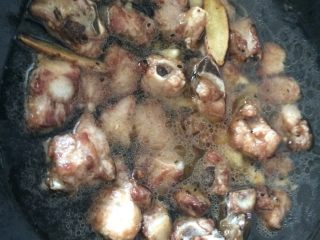 排骨焖香菇胡萝卜,放入排骨，倒入多量的高汤，把适量料酒，蚝油，生抽，鸡精，白糖，胡椒粉都放进中火焖