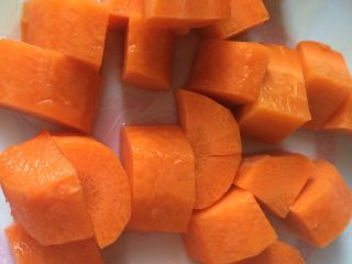 排骨焖香菇胡萝卜,胡萝卜去皮切块