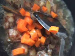 排骨焖香菇胡萝卜,焖有十分钟了，把胡萝卜放进