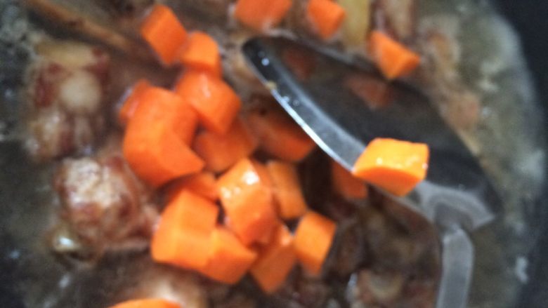 排骨焖香菇胡萝卜,焖有十分钟了，把胡萝卜放进