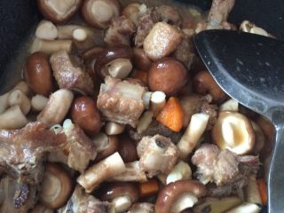 排骨焖香菇胡萝卜,二十分钟后，倒入香菇