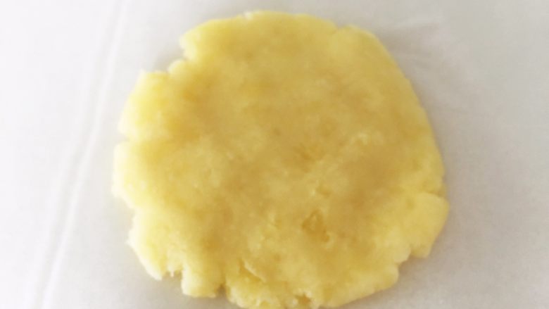 秋葵土豆饼,压扁，小芽做的厚度比较薄，大家可以做厚一点，后面比较好操作。