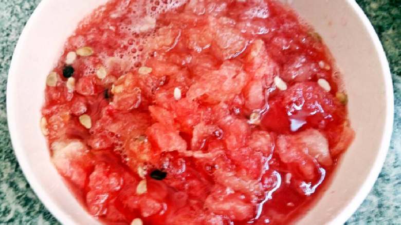 西瓜翠衣茶（一瓜多吃）+#夏天的味道#
,切块捣碎，绞汁