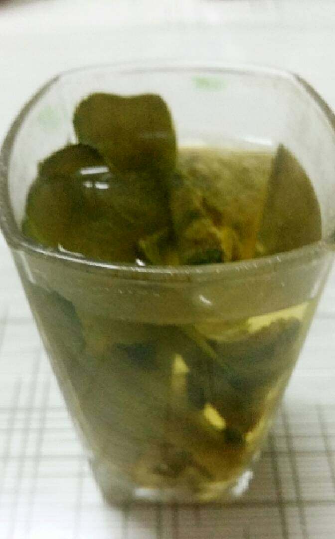 西瓜翠衣茶（一瓜多吃）+#夏天的味道#
,把干的西瓜皮放入杯中，加入开水冲泡。