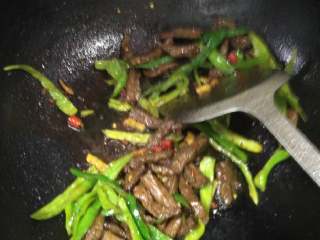 杭椒牛柳,牛肉差不多熟了就加入杭椒，转大火快速翻炒。