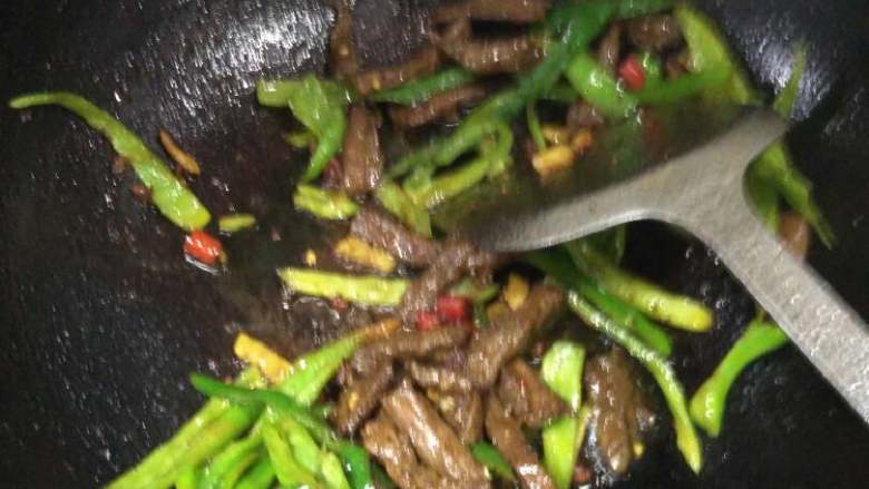 杭椒牛柳,牛肉差不多熟了就加入杭椒，转大火快速翻炒。