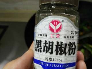 杭椒牛柳,撒点黑胡椒粉，我腌的时候放了盐和酱油的，炒的时候就不用放了。