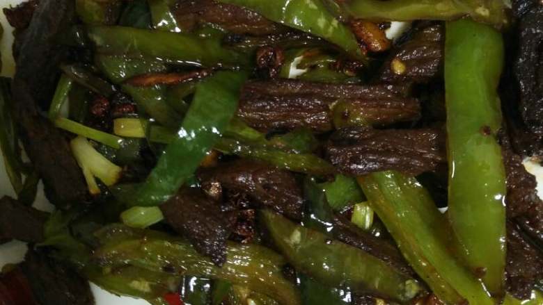 杭椒牛柳,杭椒炒熟了就撒点葱然后可以关火起锅了。