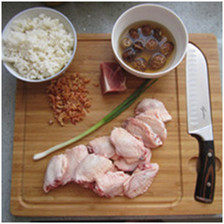 换个方法吃鸡翅——包心鸡翅中,准备好食材,取出鸡翅里的骨头。