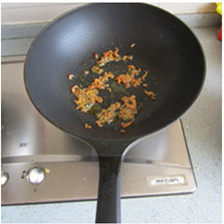 换个方法吃鸡翅——包心鸡翅中,锅中入油，加入海米炒香。