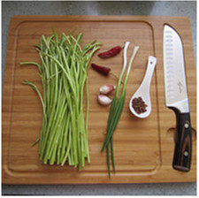 蒌蒿满地芦芽短——炝拌芦蒿 ,准备好食材。把葱、蒜、干辣椒切碎。