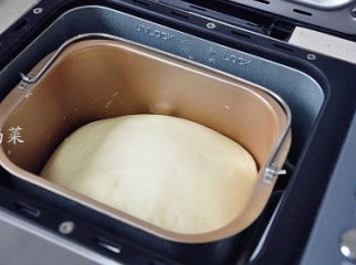 酷暑中清新怡人的椰香面包,然后盖上面包机的盖子让面团发酵至原来的两倍大。