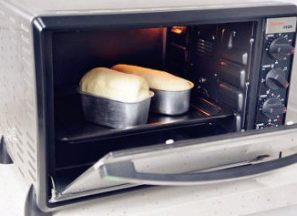 酷暑中清新怡人的椰香面包,发满模具的面包坯放入预热好的烤箱中，160度，20分钟烤焙。