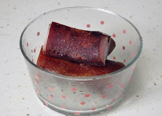 迷倒众生的烟熏味儿：腊肉夹馍 ,不烫手的情况下将肉皮刮洗干净。