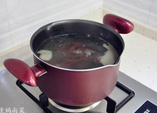 迷倒众生的烟熏味儿：腊肉夹馍 ,将腊肉跟冷水一起下锅，大火煮开后，中火再续煮半小时左右。
    煮肉的时候能煮去一部分油脂跟杂物，锅中奶白色的就是煮出的腊肉油脂。