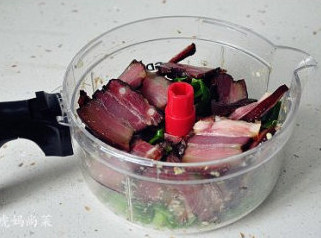 迷倒众生的烟熏味儿：腊肉夹馍 ,青辣椒切成小块，跟腊肉片一起放入料理机。