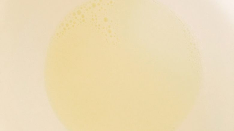 全蛋蛋挞（没有淡奶油和炼乳的这样做）,将煮好的牛奶液倒入搅拌盆中，隔冰水使其完全冷却！