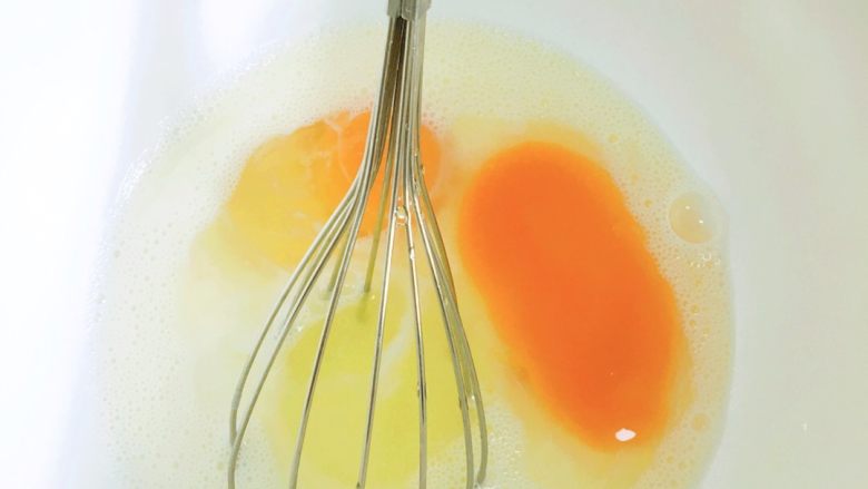 全蛋蛋挞（没有淡奶油和炼乳的这样做）,加入<a style='color:red;display:inline-block;' href='/shicai/ 9'>鸡蛋</a>，用手动打蛋器搅拌均匀！