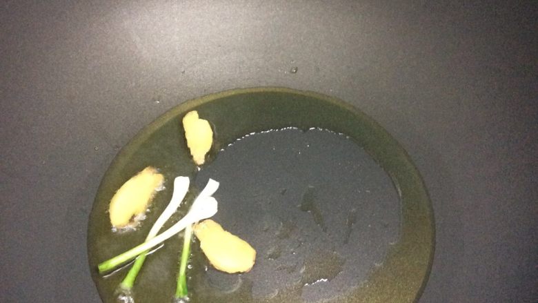 鲶鱼汤,锅内放油，放小葱头，姜片。炒香。