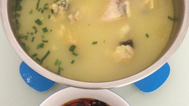 鲶鱼汤,盛出，装盘，放盐，撒葱花。蘸辣椒水，特别好吃，鱼汤也非常美味。