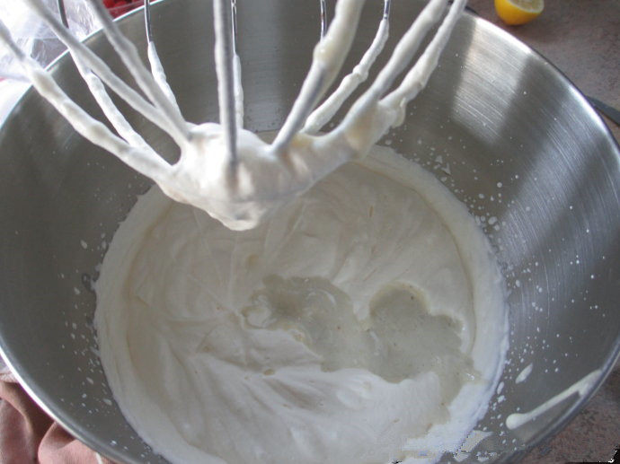 费约果冰淇淋——烤着壁炉吃冰淇淋 ,倒入费约果混合物，继续搅打2分钟至材料混合均匀。