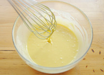 烫面蛋糕卷,将牛奶蛋液分多次的倒入步骤2的黄油面团中，每次倒入牛奶蛋液都要充分拌匀；
