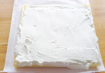 烫面蛋糕卷,250g冷藏过的淡奶油加入细砂糖打到比较硬的状态，抹在降温后的蛋糕表面，靠近自己的位置多抹一些，另一端则少抹一些；