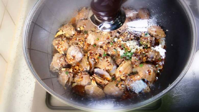 红油蚬子,盖上锅盖用小火烧3～5分钟，黄蚬子开口就可以关火。