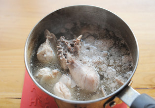忘不掉的山珍味儿【小鸡炖蘑菇】 ,加入清水煮沸后转中火煮1-2分钟，将鸡肉捞出；