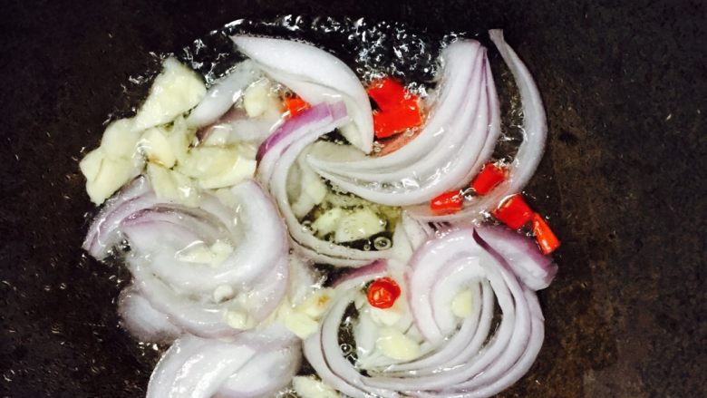 手撕包菜#春意绿#,把大蒜、小米椒、洋葱放进锅里炒出香味