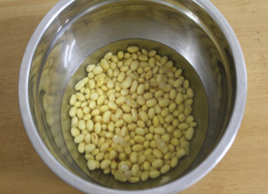 豆浆也可以很洋气——抹茶豆浆 ,黄豆提前一天用水泡开。